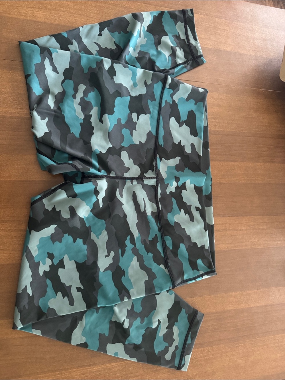BNWOT Lululemon athletica Teal & Black Camo Leggings